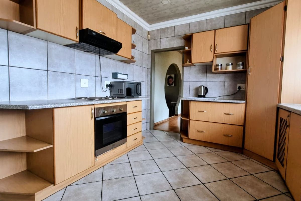 Sunlit Family Haven with Pool & Log Home Flat in Thriving Bedworth Park - Photo 2