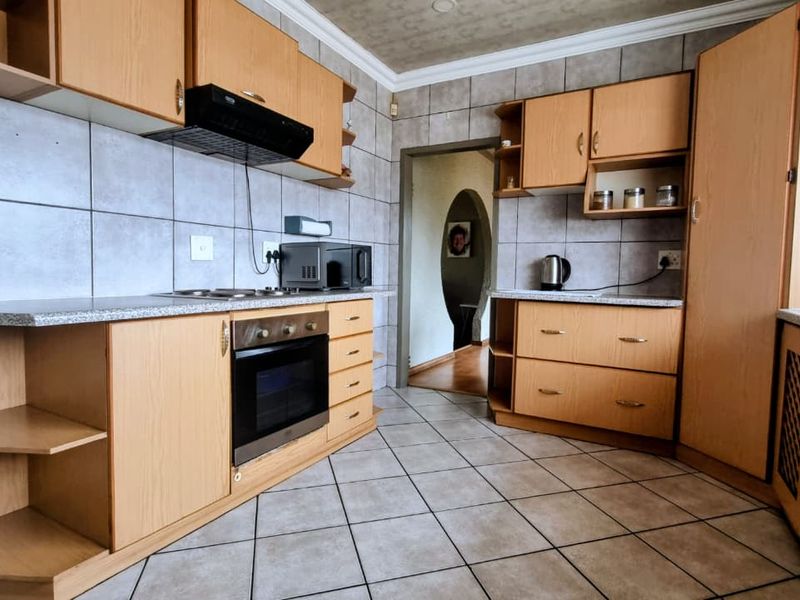 Sunlit Family Haven with Pool & Log Home Flat in Thriving Bedworth Park - Photo 2