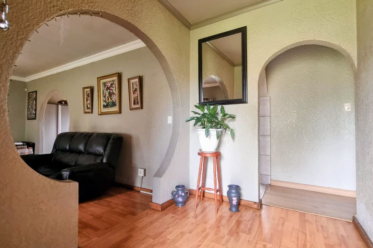 Sunlit Family Haven with Pool & Log Home Flat in Thriving Bedworth Park - Photo 5