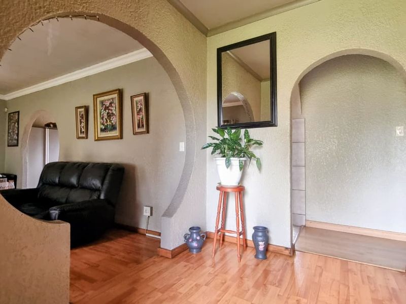 Sunlit Family Haven with Pool & Log Home Flat in Thriving Bedworth Park - Photo 5