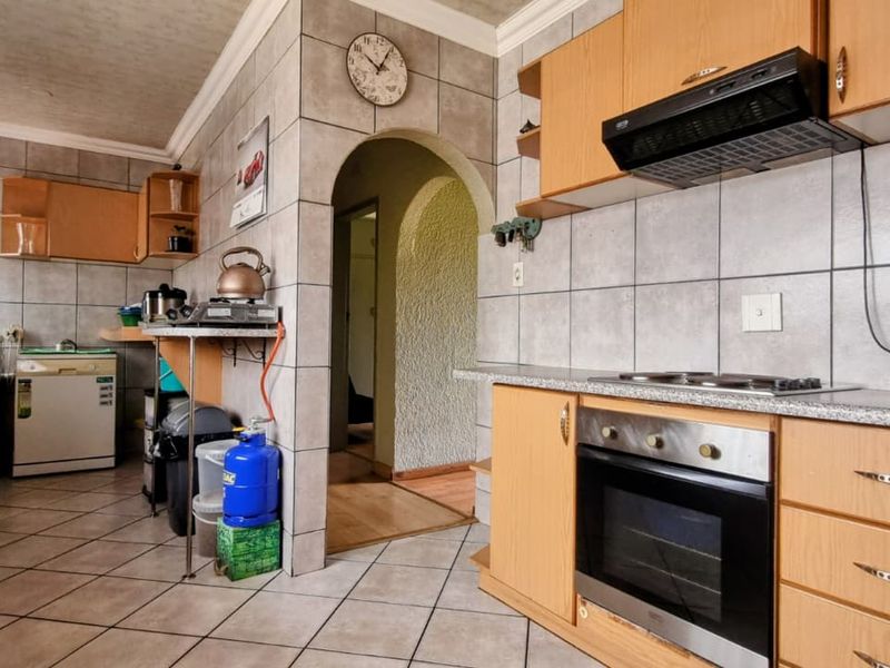 Sunlit Family Haven with Pool & Log Home Flat in Thriving Bedworth Park - Photo 10