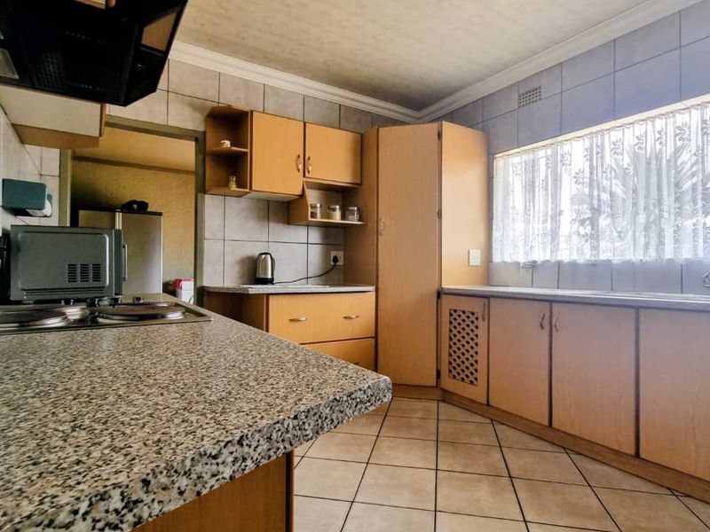 Sunlit Family Haven with Pool & Log Home Flat in Thriving Bedworth Park - Photo 9