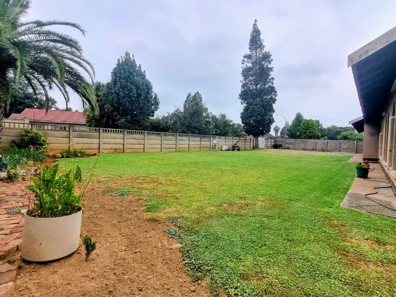 Sunlit Family Haven with Pool & Log Home Flat in Thriving Bedworth Park - Photo 4