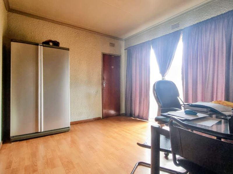 Sunlit Family Haven with Pool & Log Home Flat in Thriving Bedworth Park - Photo 8