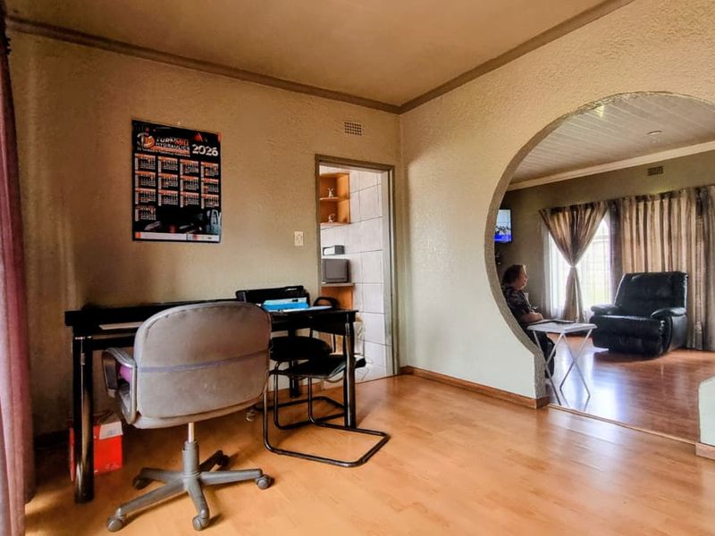 Sunlit Family Haven with Pool & Log Home Flat in Thriving Bedworth Park - Photo 7