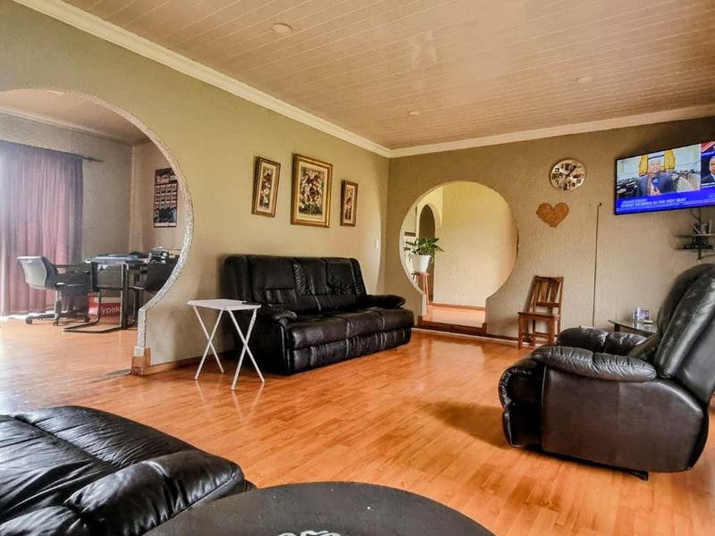 Sunlit Family Haven with Pool & Log Home Flat in Thriving Bedworth Park - Photo 6