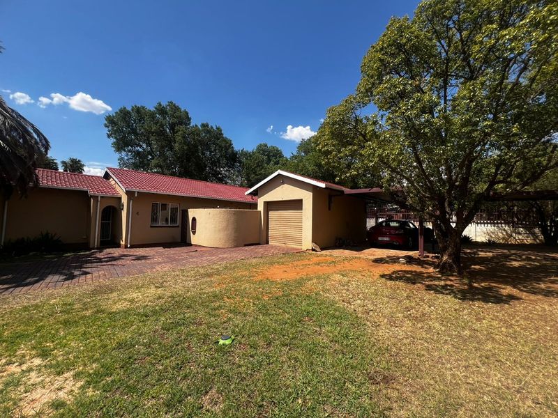 Spacious 3-Bedroom Family Home to Rent in Ifafi, Hartbeespoort - Photo 2