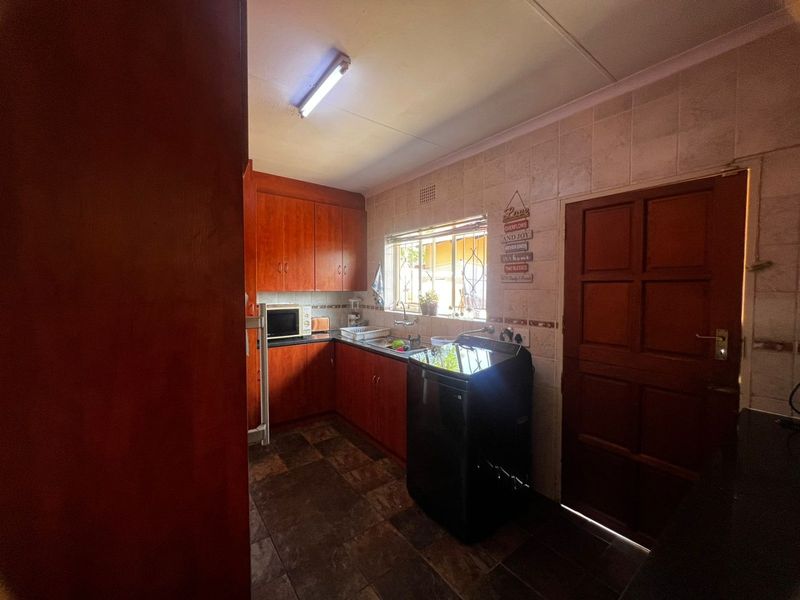 Spacious 3-Bedroom Family Home to Rent in Ifafi, Hartbeespoort - Photo 5