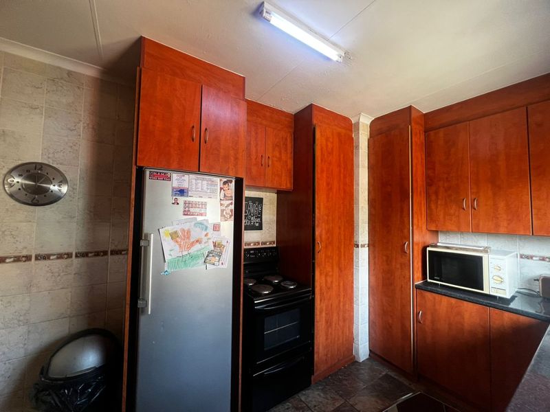 Spacious 3-Bedroom Family Home to Rent in Ifafi, Hartbeespoort - Photo 8