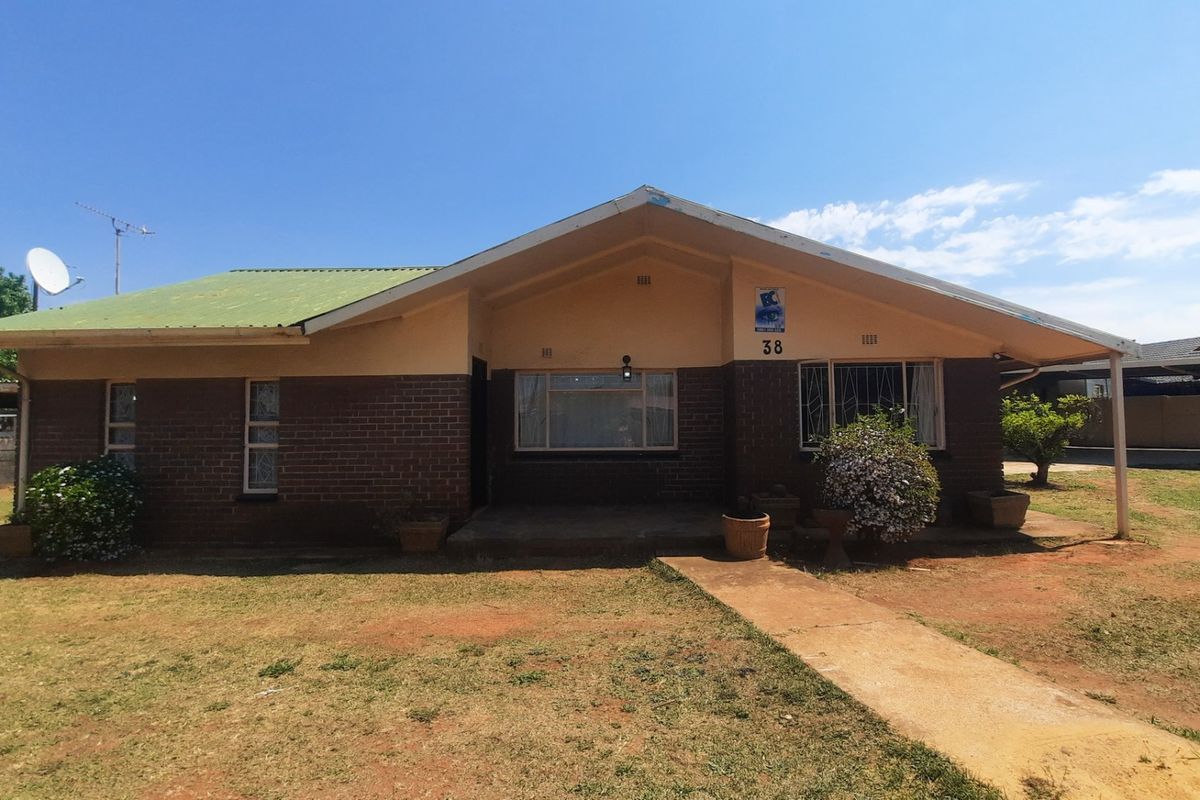 4 Bed House in Witpoortjie for Sale - Photo 4