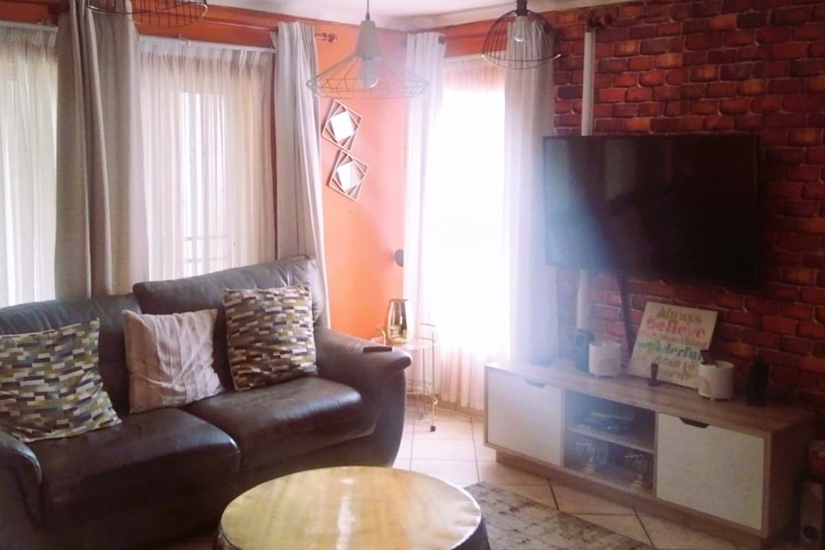 Comfort, Secutiry & Style, 3 Bedroom living in a Secure Estate - Photo 5