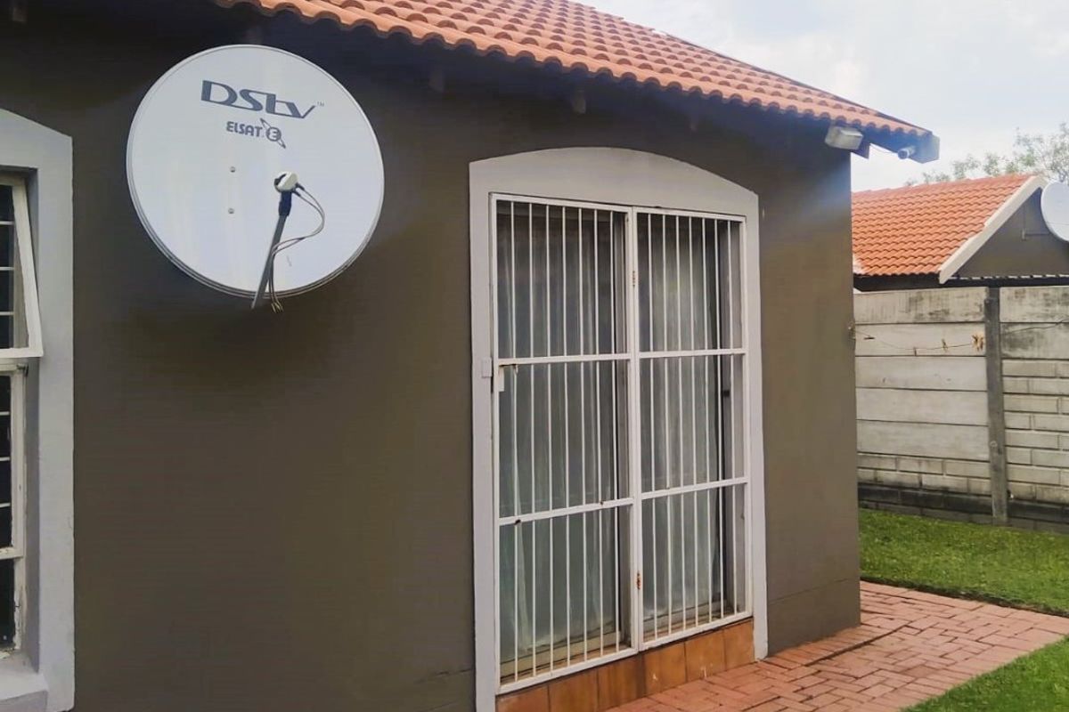 Comfort, Secutiry & Style, 3 Bedroom living in a Secure Estate - Photo 2