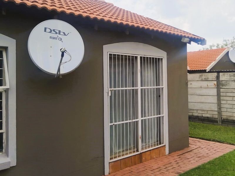 Comfort, Secutiry & Style, 3 Bedroom living in a Secure Estate - Photo 2