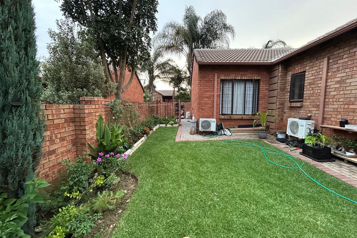 4 Bedroom Townhouse for sale in Eco Park Estate - Photo 4