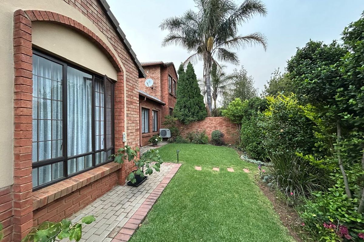 4 Bedroom Townhouse for sale in Eco Park Estate - Photo 3