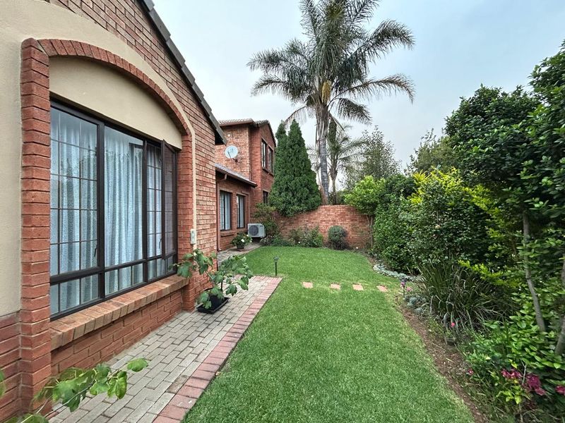 4 Bedroom Townhouse for sale in Eco Park Estate - Photo 3
