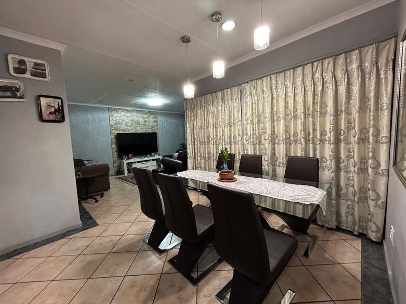 4 Bedroom Townhouse for sale in Eco Park Estate - Photo 8