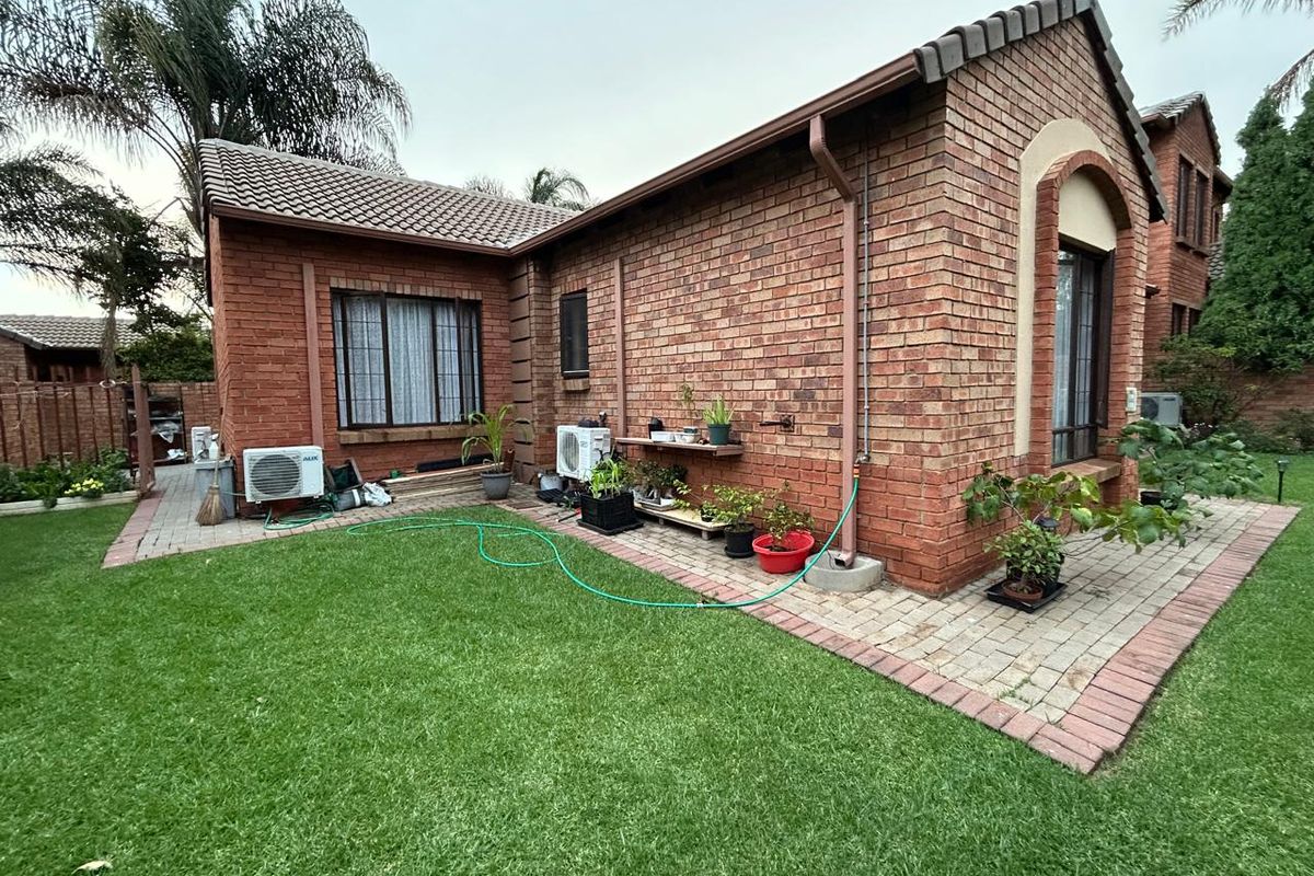 4 Bedroom Townhouse for sale in Eco Park Estate - Photo 2