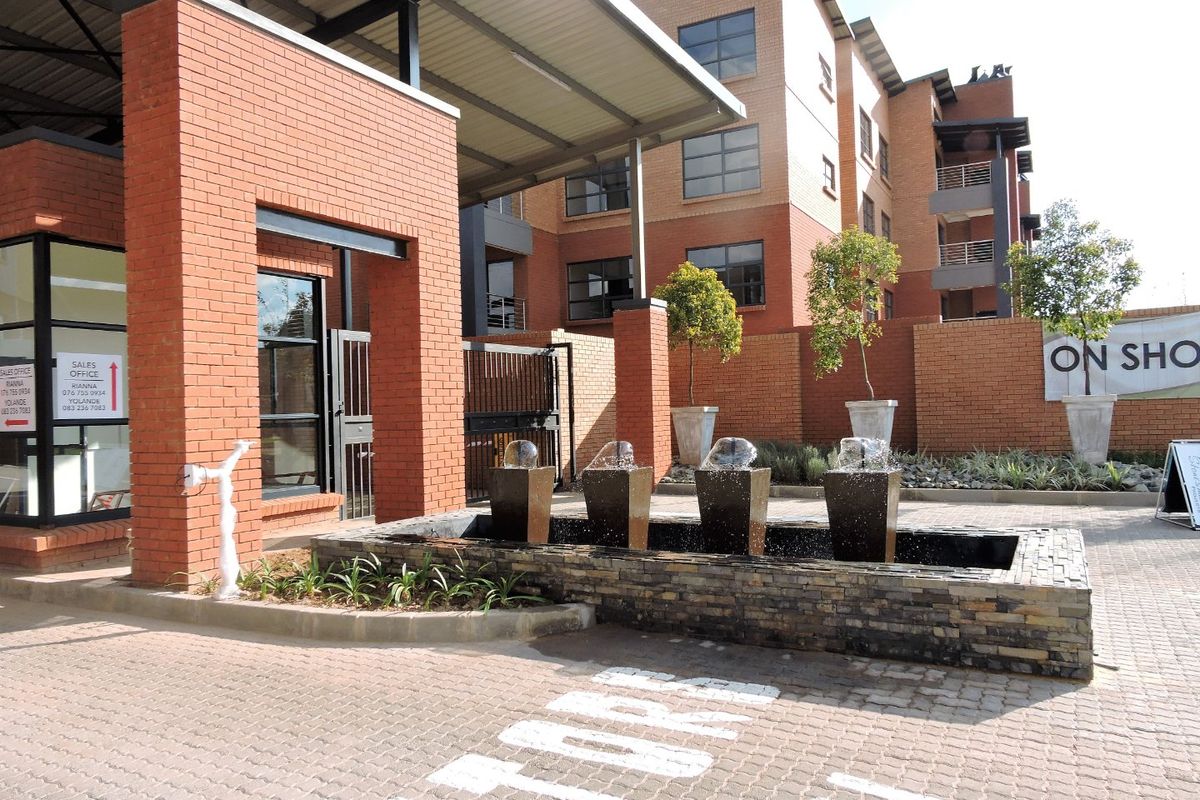 TOP FLOOR, IMMACULATE UPMARKET APARTMENT FOR SALE IN LIFESTYLE COMPLEX - Photo 3