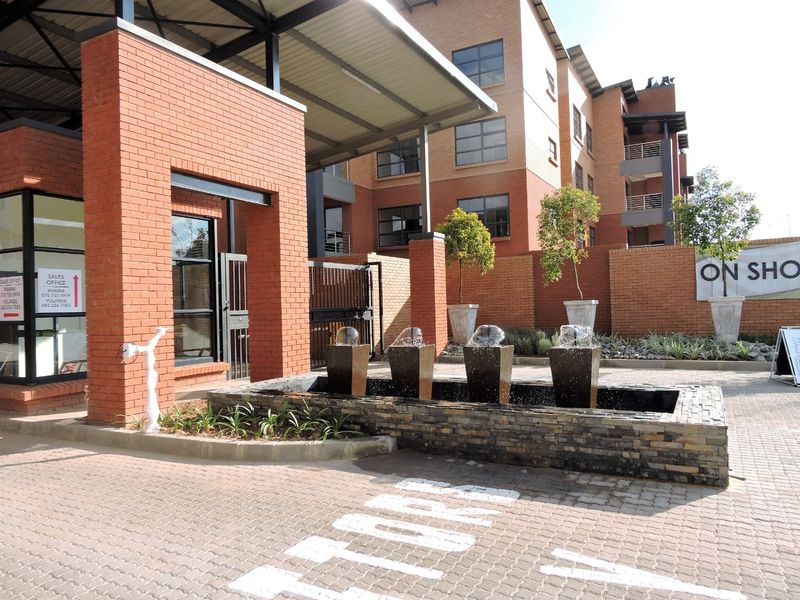 TOP FLOOR, IMMACULATE UPMARKET APARTMENT FOR SALE IN LIFESTYLE COMPLEX - Photo 3