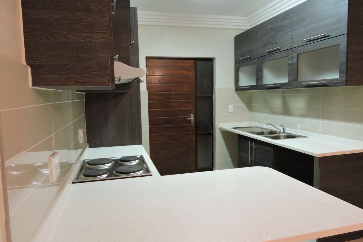 TOP FLOOR, IMMACULATE UPMARKET APARTMENT FOR SALE IN LIFESTYLE COMPLEX - Photo 2