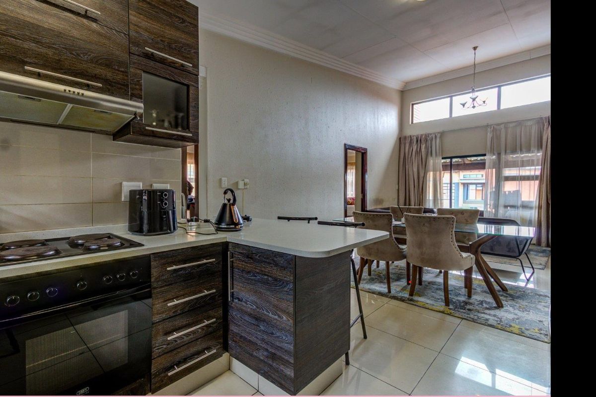 TOP FLOOR, IMMACULATE UPMARKET APARTMENT FOR SALE IN LIFESTYLE COMPLEX - Photo 4