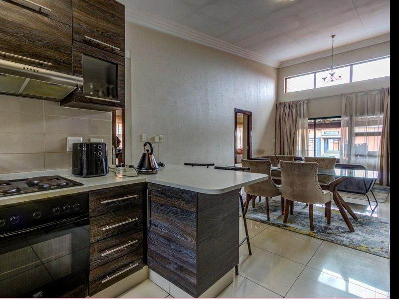 TOP FLOOR, IMMACULATE UPMARKET APARTMENT FOR SALE IN LIFESTYLE COMPLEX - Photo 4