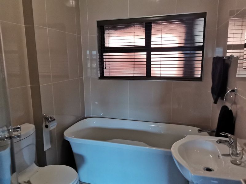 TOP FLOOR, IMMACULATE UPMARKET APARTMENT FOR SALE IN LIFESTYLE COMPLEX - Photo 7