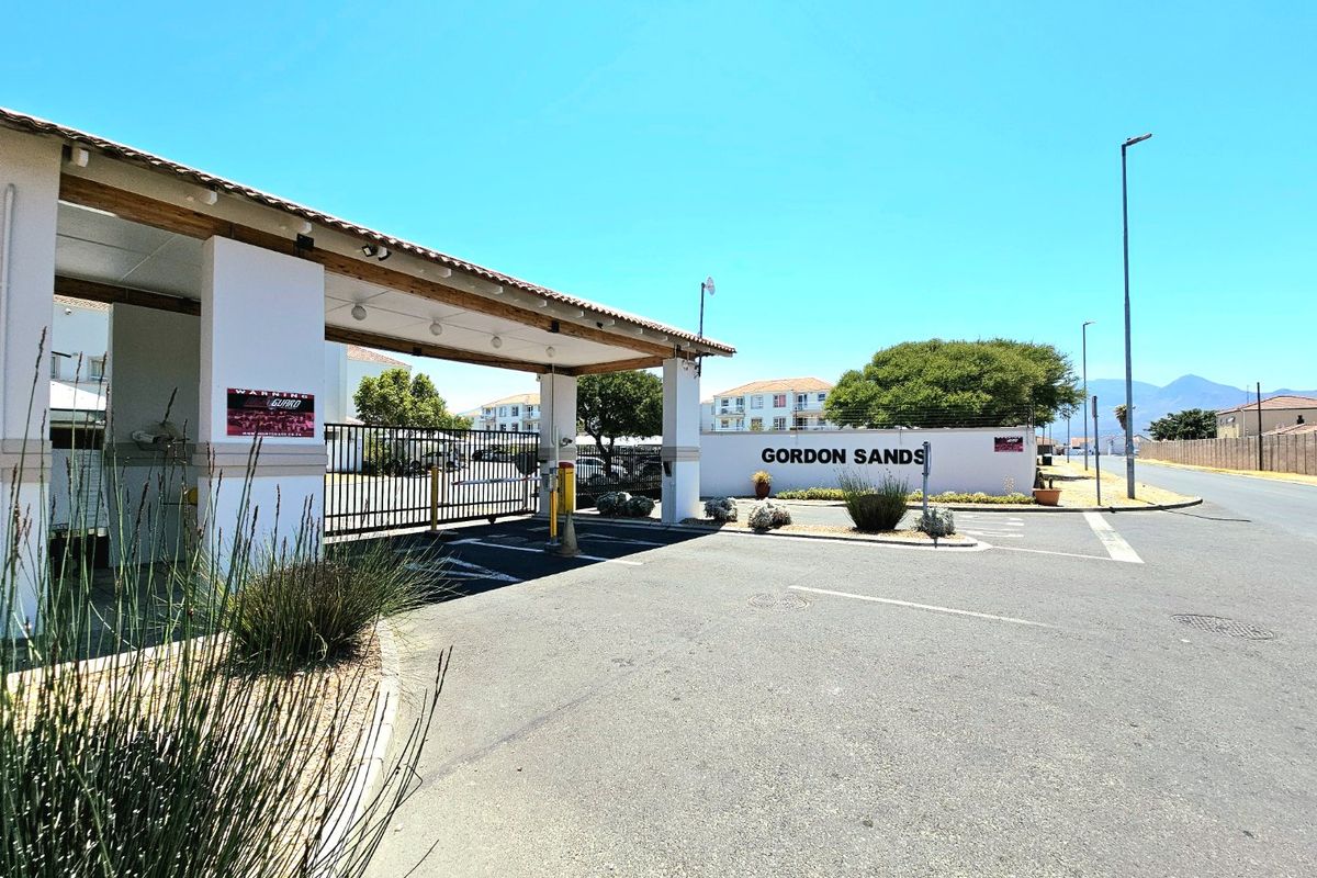 Two bedroom apartment situated in a secured luxury estate - Photo 2