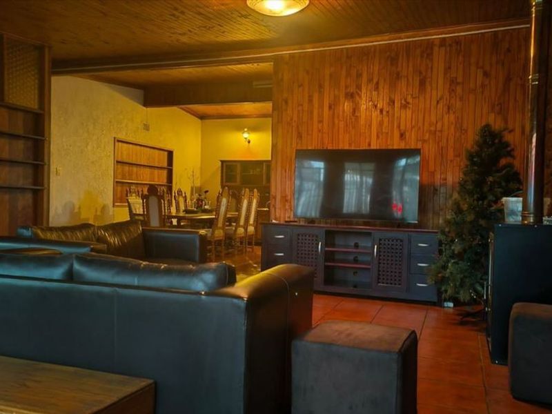 Elegant and Spacious Family Residence - Photo 2