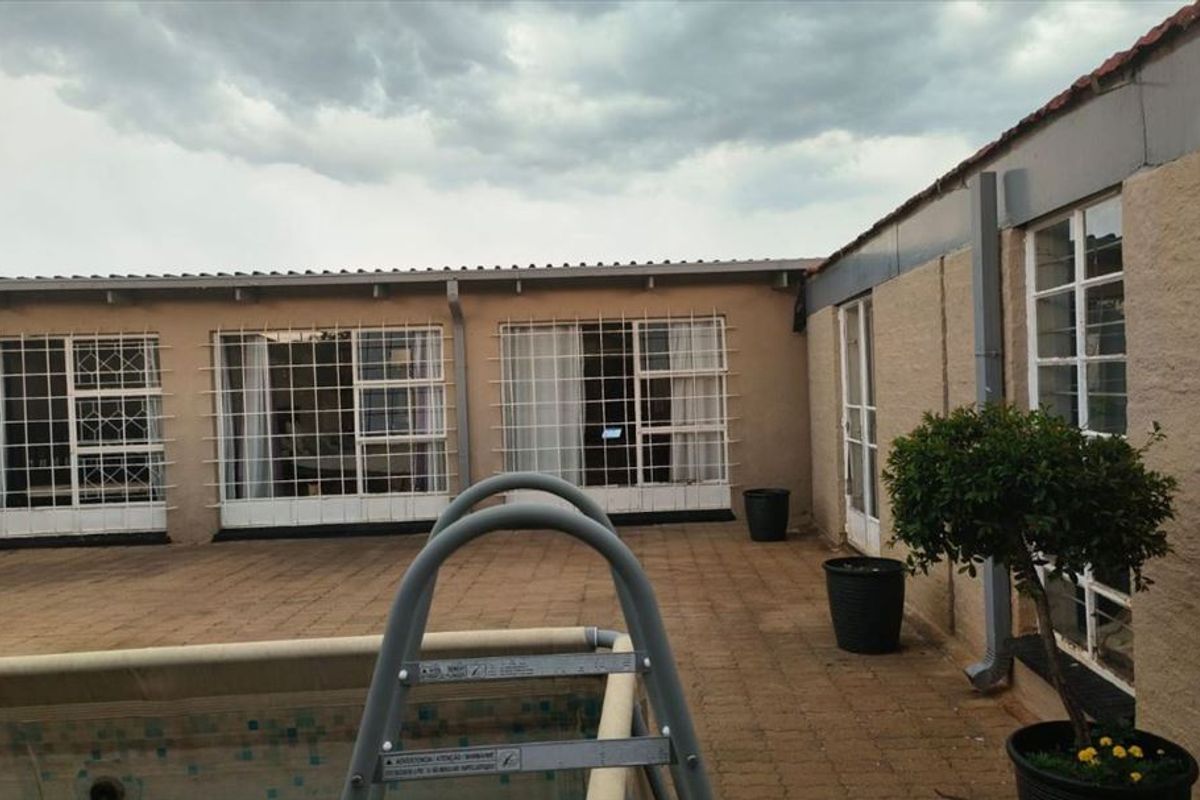 Elegant and Spacious Family Residence - Photo 3