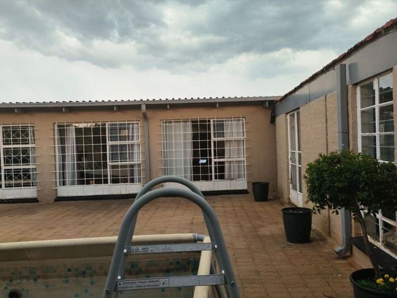 Elegant and Spacious Family Residence - Photo 3