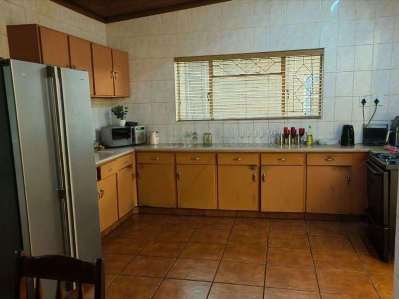 Elegant and Spacious Family Residence - Photo 1