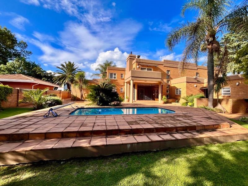 Luxury Estate with Exceptional Living Spaces - Photo 3