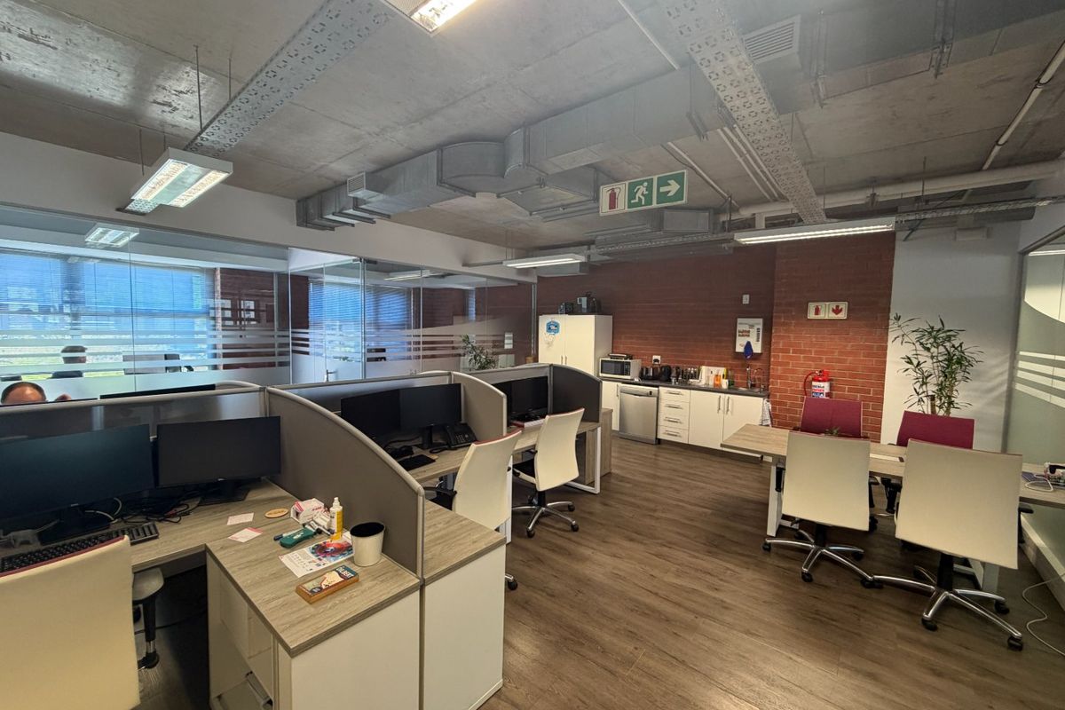 Modern First-Floor Commercial Unit | The Matrix, Century City - Photo 4