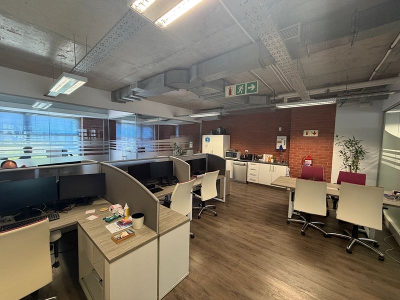 Modern First-Floor Commercial Unit | The Matrix, Century City - Photo 4