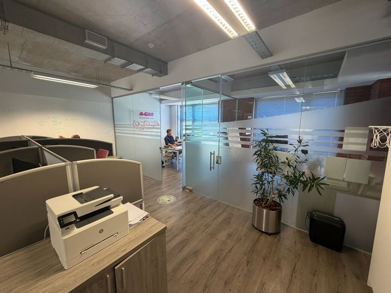 Modern First-Floor Commercial Unit | The Matrix, Century City - Photo 9