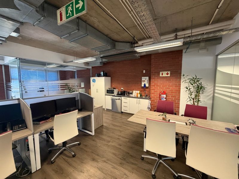 Modern First-Floor Commercial Unit | The Matrix, Century City - Photo 7