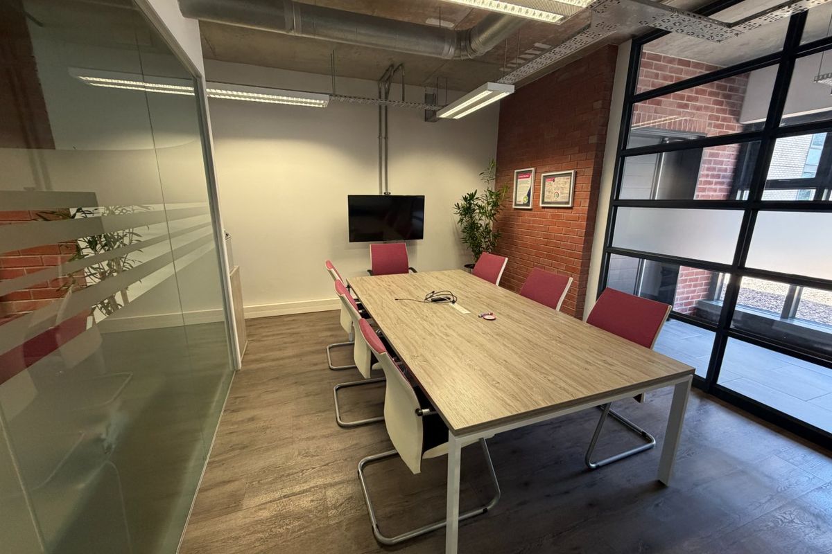 Modern First-Floor Commercial Unit | The Matrix, Century City - Photo 5