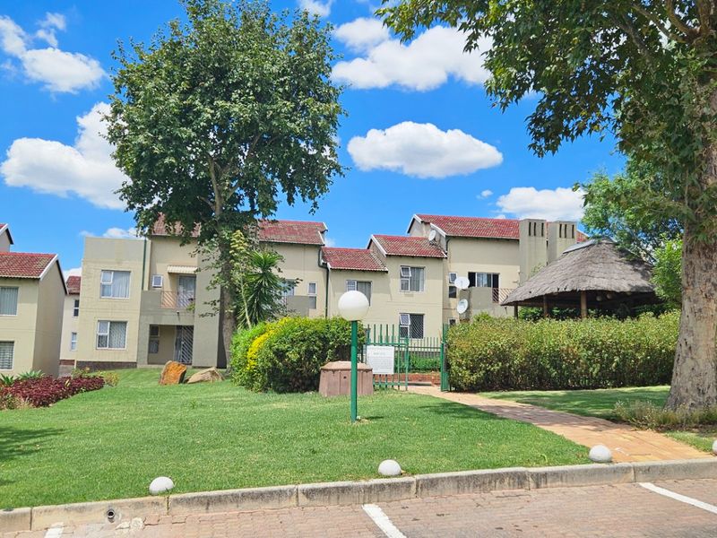 2 Bedroom and a loft Townhouse for Sale in Bromhof – Ideal for Investors & First-Time Buyers - Photo 2