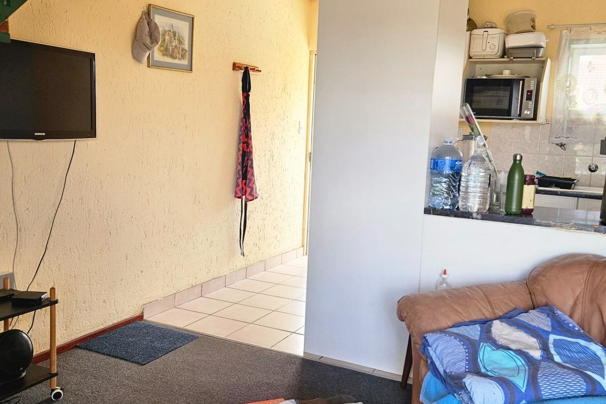 2 Bedroom and a loft Townhouse for Sale in Bromhof – Ideal for Investors & First-Time Buyers - Photo 5