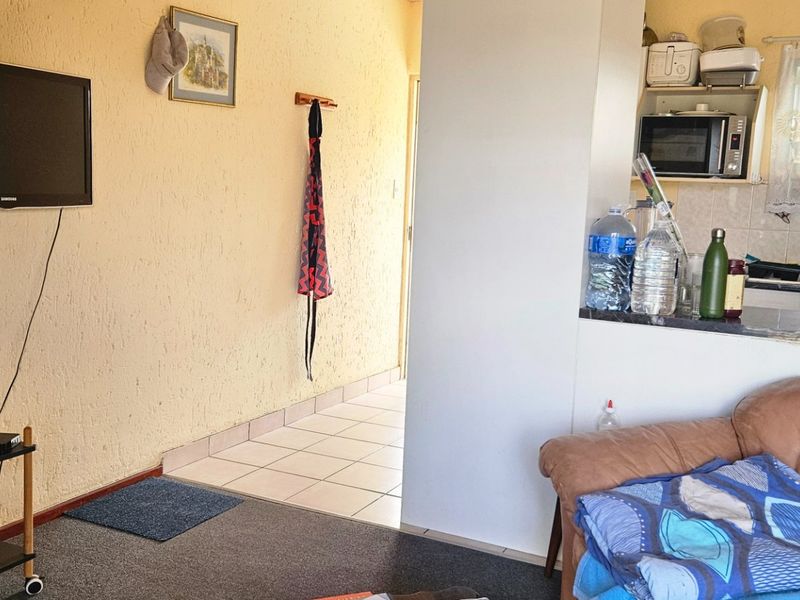 2 Bedroom and a loft Townhouse for Sale in Bromhof – Ideal for Investors & First-Time Buyers - Photo 5