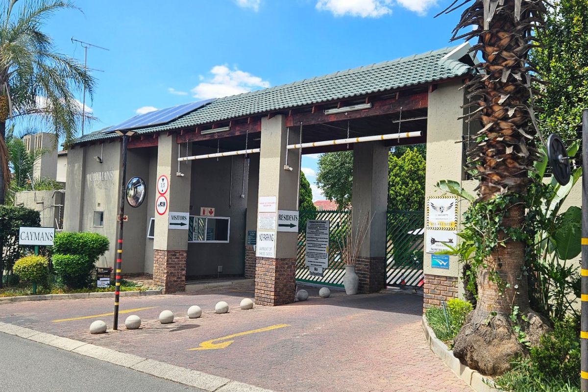 2 Bedroom and a loft Townhouse for Sale in Bromhof – Ideal for Investors & First-Time Buyers - Photo 2