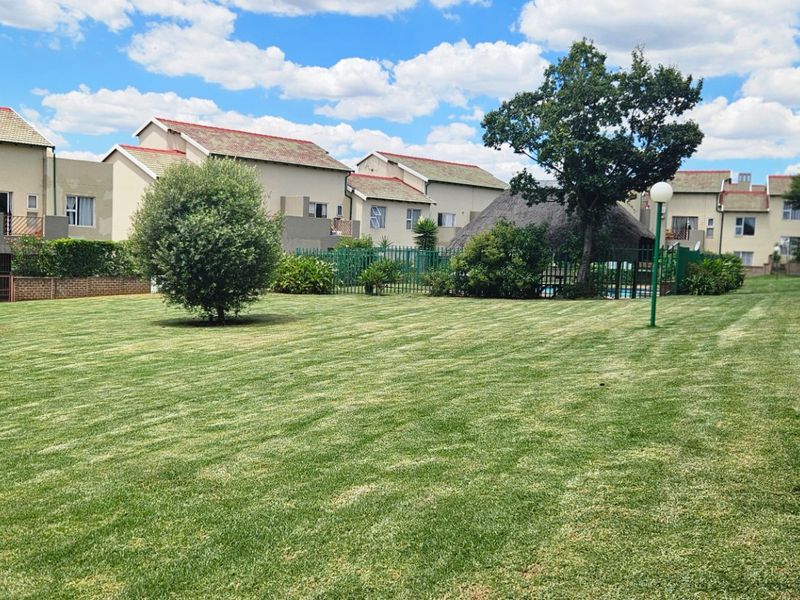 2 Bedroom and a loft Townhouse for Sale in Bromhof – Ideal for Investors & First-Time Buyers - Photo 1