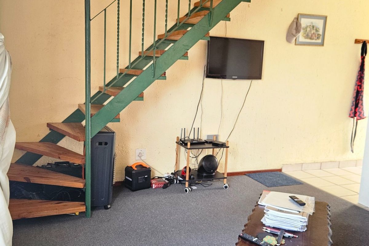 2 Bedroom and a loft Townhouse for Sale in Bromhof – Ideal for Investors & First-Time Buyers - Photo 4