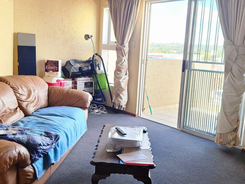 2 Bedroom and a loft Townhouse for Sale in Bromhof – Ideal for Investors & First-Time Buyers - Photo 4