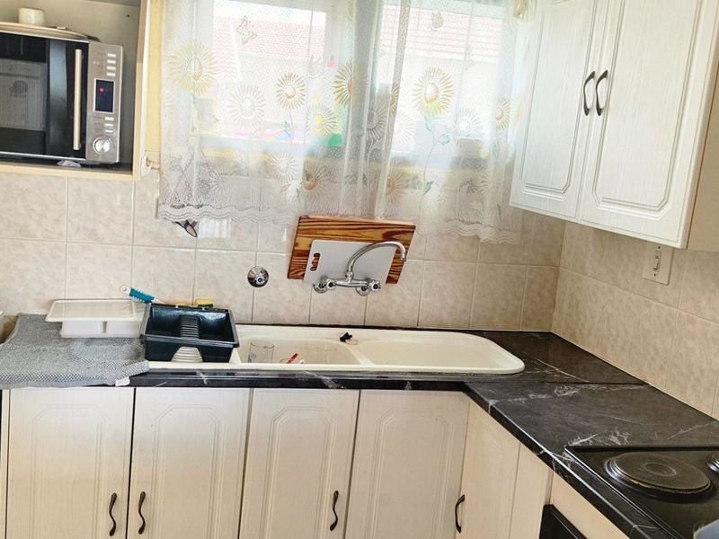 2 Bedroom and a loft Townhouse for Sale in Bromhof – Ideal for Investors & First-Time Buyers - Photo 9