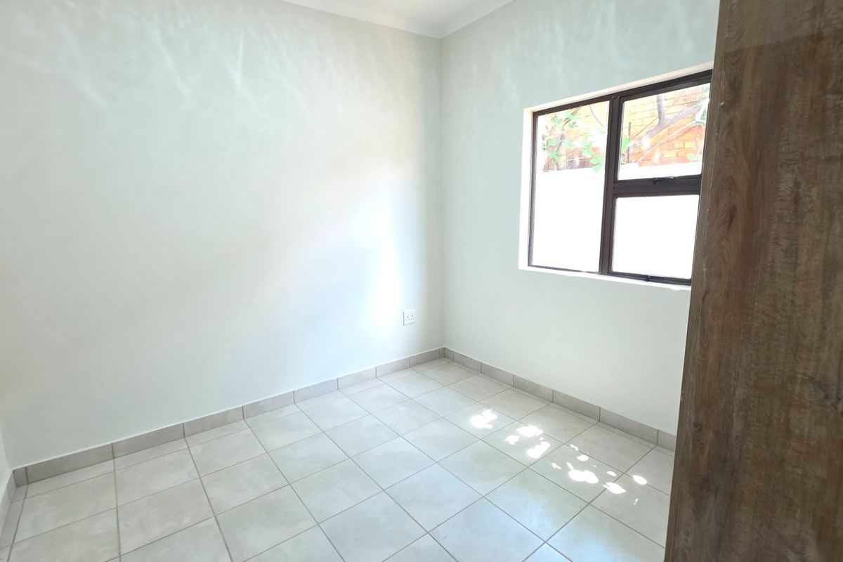 Modern Two Bedroom Apartment To Rent in Laudium - Photo 4