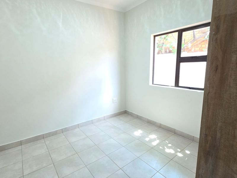 Modern Two Bedroom Apartment To Rent in Laudium - Photo 4