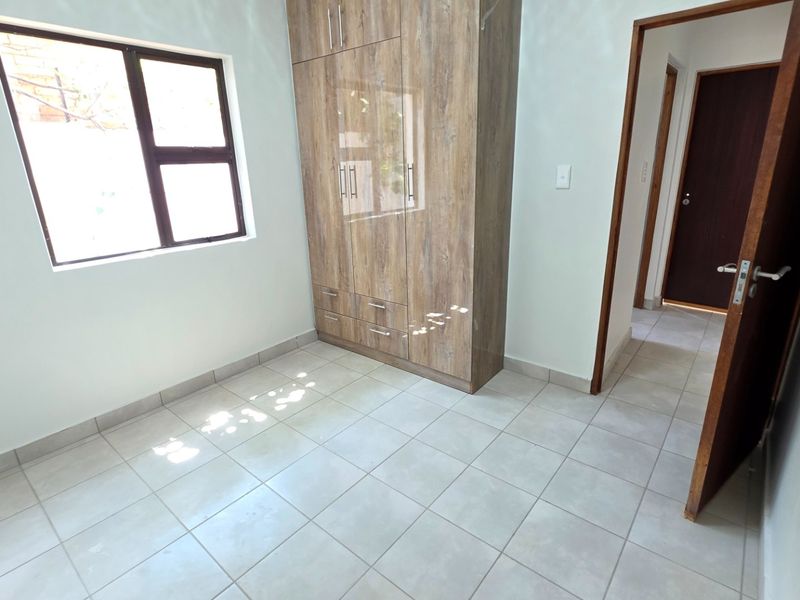 Modern Two Bedroom Apartment To Rent in Laudium - Photo 5